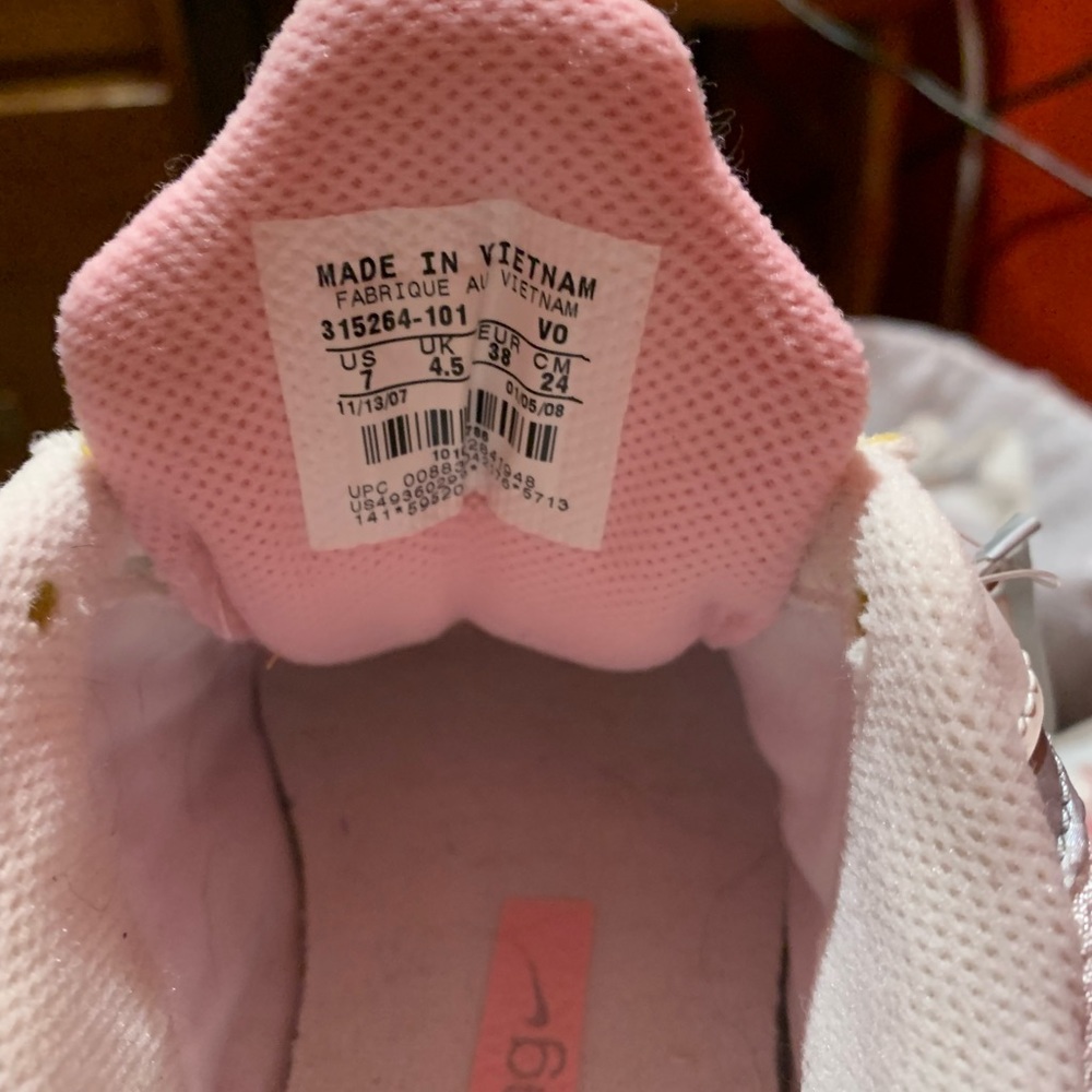 BRAND NEW NIKE SNEAKERS